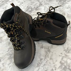 COLUMBIA Women’s Size 5 Dark Brown with Yellow and Black Lace Hiking Boots NWOT